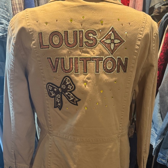 Stylish Tan Utility Jacket with Iconic Patchwork - Picture 2 of 2